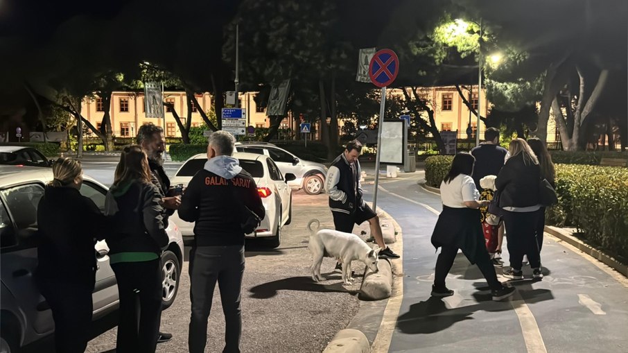 Pessoas com medo do terremoto