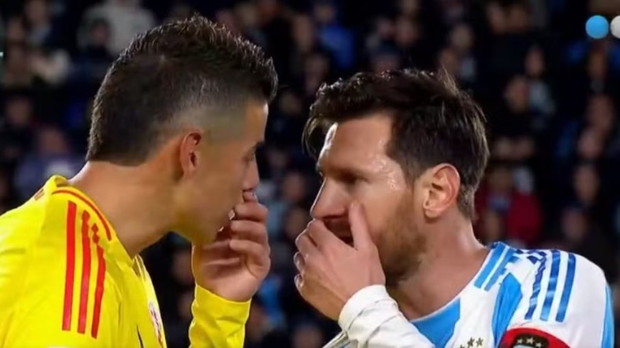 Messi e James Rodríguez discutiram durante Argentina x Colômbia Messi e James Rodríguez discutiram durante Argentina x Colômbia