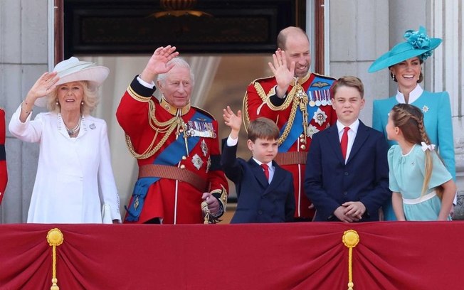 Família real se reúne na sacada para aniversário de Charles III Família real se reúne na sacada para aniversário de Charles III