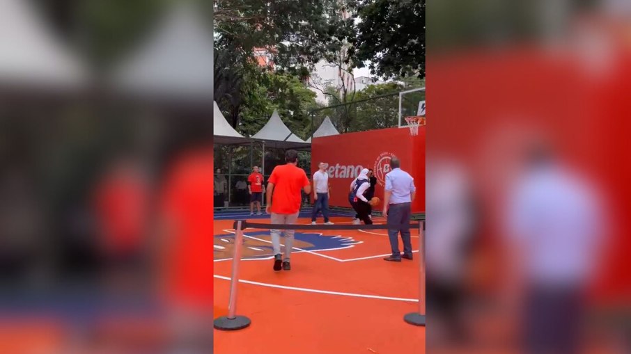 Giannis Antetokounmpo cai em quadra no Rio Giannis Antetokounmpo cai em quadra no Rio