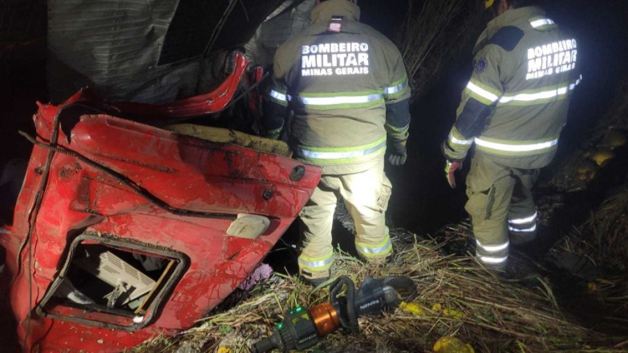 Caminhão ficou destruído após acidente na BR-251 Caminhão ficou destruído após acidente na BR-251