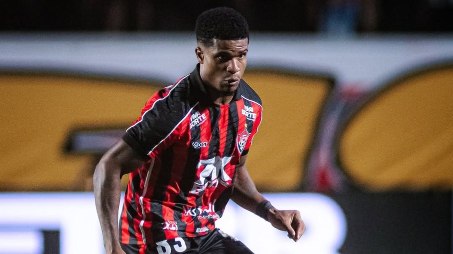 Jogador do Vitória leva entrada forte e sofre fratura Jogador do Vitória leva entrada forte e sofre fratura