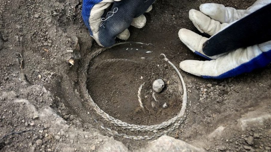 Tesouro viking de prata, com peças inéditas, foi descoberto na Suécia Tesouro viking de prata, com peças inéditas, foi descoberto na Suécia