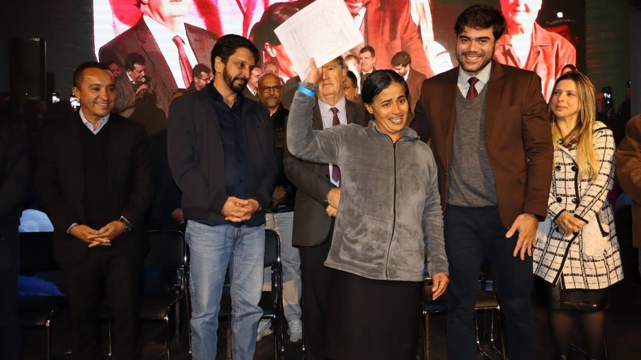 Prefeitura de São Paulo entrega 1.224 títulos de posse a moradores da Zona Leste Prefeitura de São Paulo entrega 1.224 títulos de posse a moradores da Zona Leste