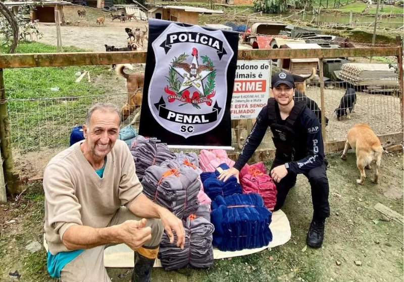 Detentos fazem mantas para aquecer animais abandonados no inverno de SC Os detentos do presídio de SC fazem as mantas para os animais abandoados com materiais reaproveitados e distribuem para abrigos do estado. - Foto: Polícia Penal/ND