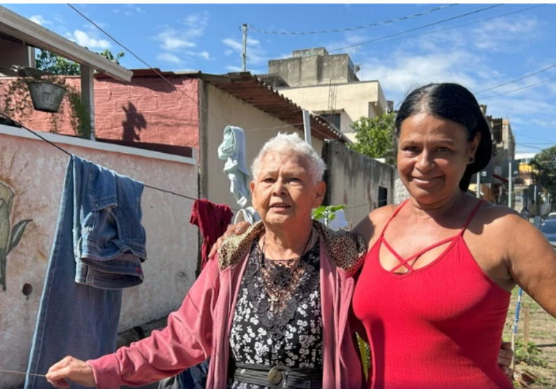 Idosa de 90 faz varal solidário para aquecer pessoas carentes nesse inverno; vídeo A idosa Francisca Teixeira, de Belo Horizonte (MG), mantém a tradição do varal solidário para ajudar pessoas carentes nesse frio. Quem tem doa, quem precisa pega. - Foto: Naice Dias/Itatiaia