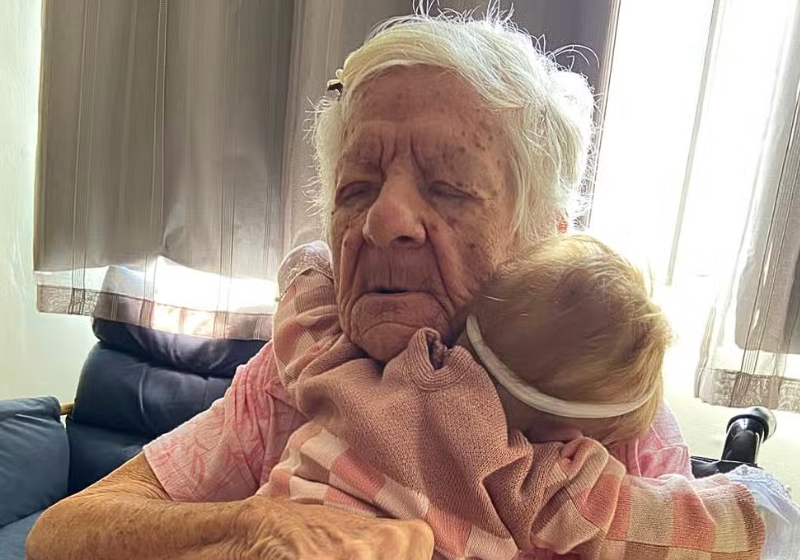Bebê reborn ajuda idosa com Alzheimer a se acalmar; terapia A dona Maria Alice, um idosa com Alzheimer, de Aracaju, reagiu muito bem à terapia com o bebê reborn, que é a cara dela quando criança. - Foto: Arquivo pessoal