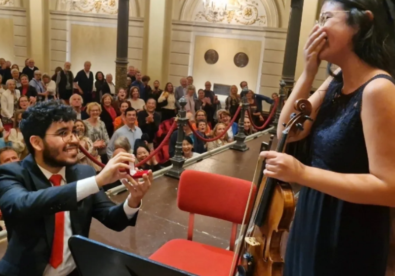 Músico brasileiro pede namorada em casamento no palco de concerto na Europa e teatro vibra; vídeo João, um músico da Bahia, pediu a namorada Bruna em casamento no palco, durante um concerto da turnê na Europa - Foto: @joaoazevedo23/Instagram