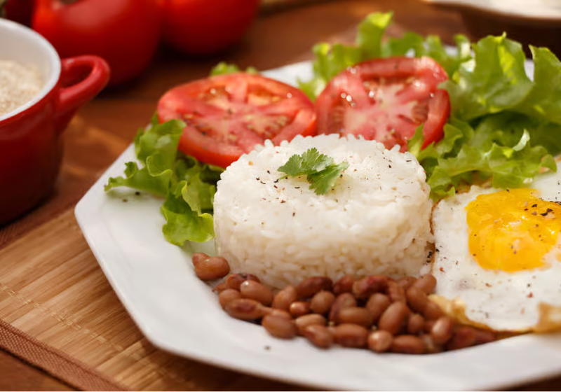 Arroz com feijão é reconhecido como um dos pratos mais saudáveis do mundo pela FAO O arroz com feijão brasileiro é reconhecido pela FAO como um dos pratos mais saudáveis do mundo. Combinação nutricional poderosa. - Foto: Diogoppr/Depositphotos