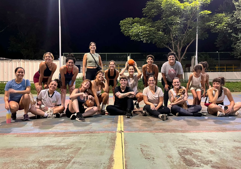 Adultos devem brincar para serem mais felizes, descobre grupo de amigos do DF Esse grupo de amigos de Brasília (DF), todos adultos, se juntou para jogar queimada um dia e, com o tempo, eles perceberam que brincar os deixava mais felizes. - Foto: Arquivo Pesssoal/Correio Braziliense