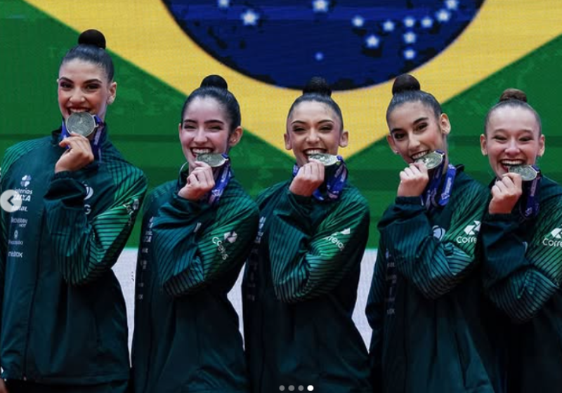 Ouro para o Brasil: meninas da ginástica rítmica conquistam o 1º lugar no Pan-Americano; vídeo A equipe de ginástica rítmica do Brasil formada por Julia Kurunczi, Keila Santos, Lavínia Silvério, Maria Fernanda Moraes, Marianne Giovacchini e Rhayane Brum conquista o Ouro, no Pan-Americano no Paraguai. Foto: @grb