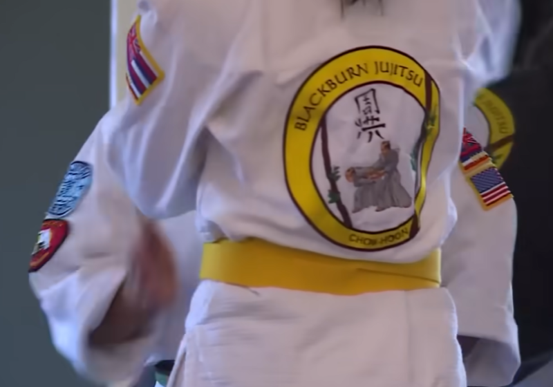 Menina de 13 anos evita o próprio sequestro com golpes de jiu-jitsu; veja como Nos EUA, uma menina, de 13 anos consegue se livrar de um sequestro graças aos golpes de jiu-jitsu que aprendeu. Ela quebrou o tornozelo do homem. - Foto: ABC7