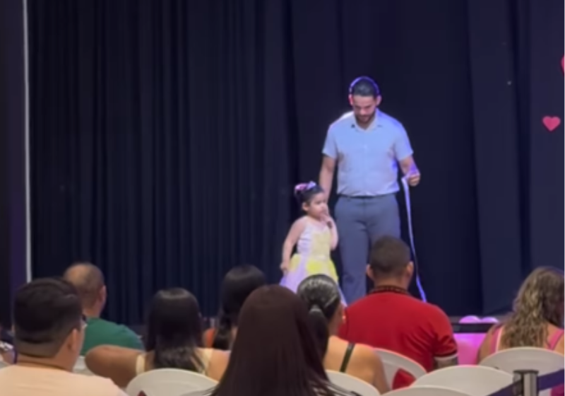 Pai incentiva filha que desistiu da apresentação na escola e sobe no palco para dançar com ela; vídeo Iago, o pai, incentiva a filha Louise, que não queria participar da apresentação na escola. Ele sobe no palco, pega uma fita e começa a dançar junto com ela, no interior do Ceará. - Foto: @larimiranda