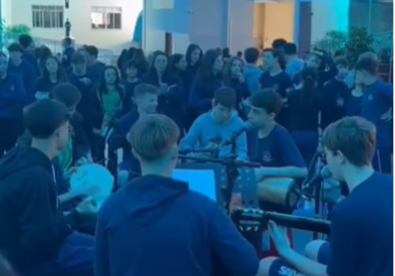 Após 100 dias sem celular na escola, alunos formam banda de pagode; vida fora das telas Em Florianópolis, os alunos de uma escola particular se adaptaram à vida no colégio sem celular e aproveitam o tempo livre das telas para montar uma banda de pagode. - Foto: @florimlgrau