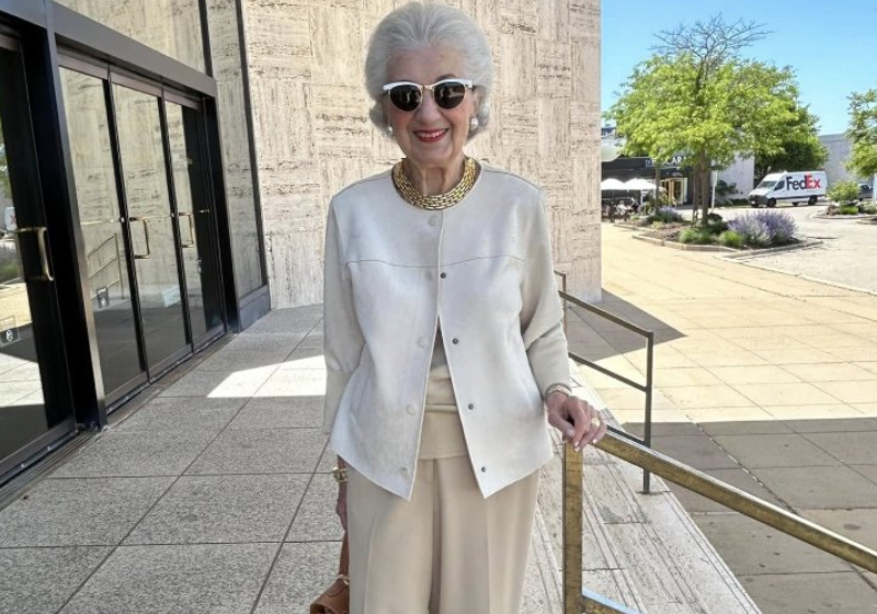 Toda elegante, aos 101 anos, a idosa Layne Horwich, de Illinois (EUA) venceu o câncer de mama e virou estrela de uma marca famosa de cosméticos. - Foto: SunnySkyz