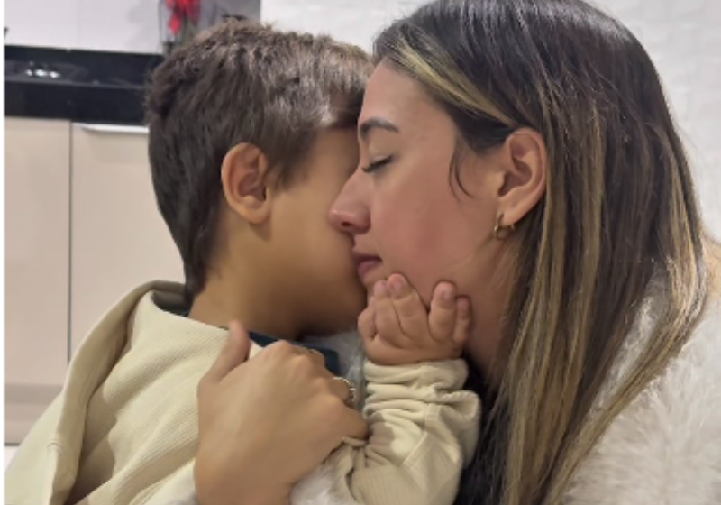 Mãe consegue remédio caro para filho com nanismo e se emociona; vídeo Vanny, a mãe, não segura a emoção ao receber o remédio caro que o filho, Mario Neto, precisa para tratar o nanismo. Gaúchos, eles moram em SC. - Foto: @vannysanttos23