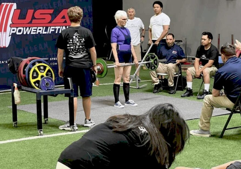 Vovó de 82 anos estreia em campeonato de levantamento de peso e impressiona competidores A vovó Faith, de 82 anos, moradora do Colorado, nos EUA, fez bonito no campeonato de levantamento de peso. Que força! - Foto: Faith O’Reilly