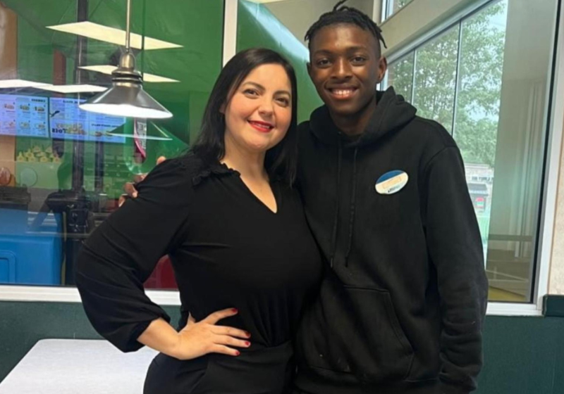 Jovem sai da formatura, vai trabalhar de beca à noite e ganha US$ 180 mil de vaquinha Depois da formatura na Geórgia, o jovem foi trabalhar de beca e ganhou uma vaquinha. - Foto: Arquivo pessoal