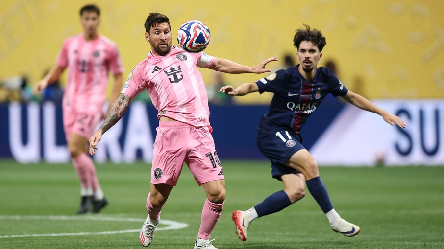 Messi e Vitinha jogaram juntos no PSG, e se enfrentaram neste domingo (29)