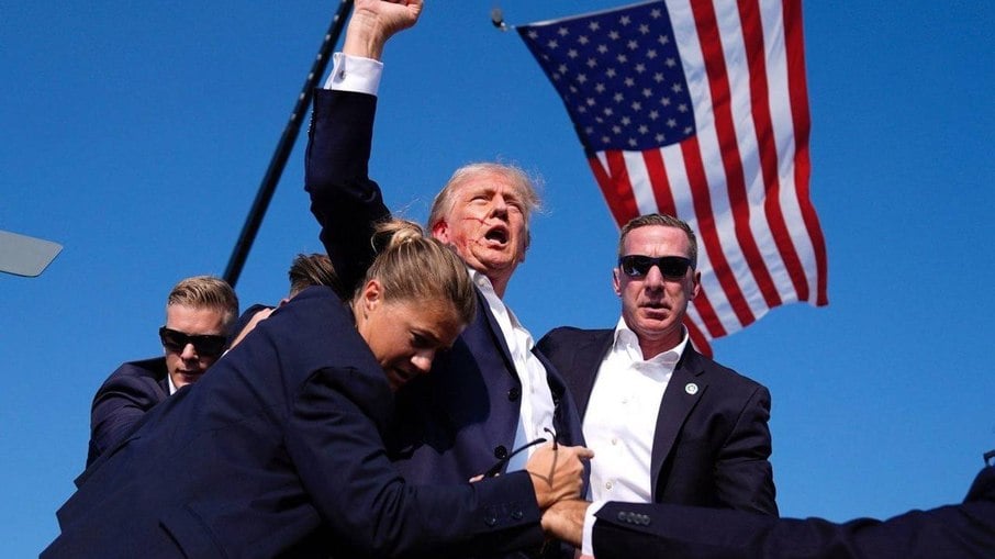 Foto emblemática da tentativa de assassinato de Trump Foto emblemática da tentativa de assassinato de Trump