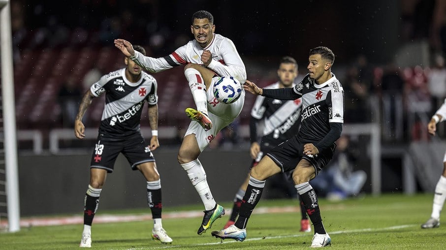 Brasileirão volta esvaziado e com briga de gigantes contra o Z4 Brasileirão volta esvaziado e com briga de gigantes contra o Z4