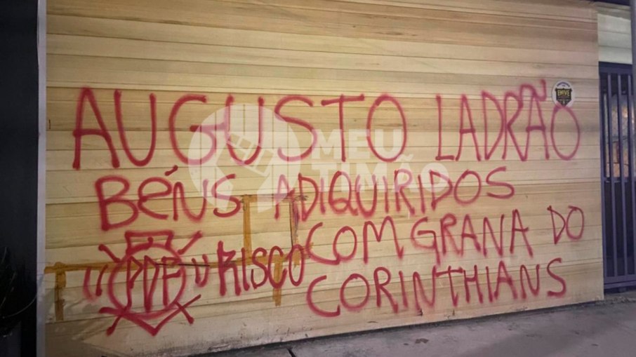 Corinthians é alvo de protestos da torcida nos muros do Parque São Jorge Corinthians é alvo de protestos da torcida nos muros do Parque São Jorge