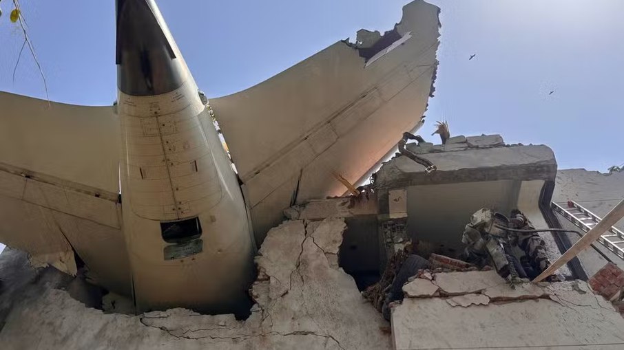 Aeronave poucos minutos após cair na India