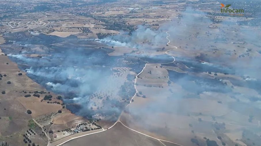 Fumaça e cinzas: incêndio em Toledo assusta e faz o dia virar noite em Madrid Fumaça e cinzas: incêndio em Toledo assusta e faz o dia virar noite em Madrid