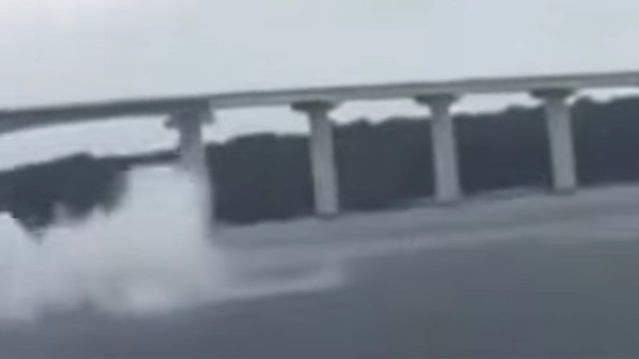 Helicóptero cai no mar na Malásia