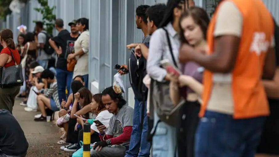 Candidatos reunidos em local de provas para o primeiro dia do Enem 2024 Candidatos reunidos em local de provas para o primeiro dia do Enem 2024