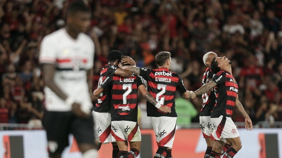 Lei do ex aparece, e Flamengo vence o São Paulo no Maracanã Lei do ex aparece, e Flamengo vence o São Paulo no Maracanã