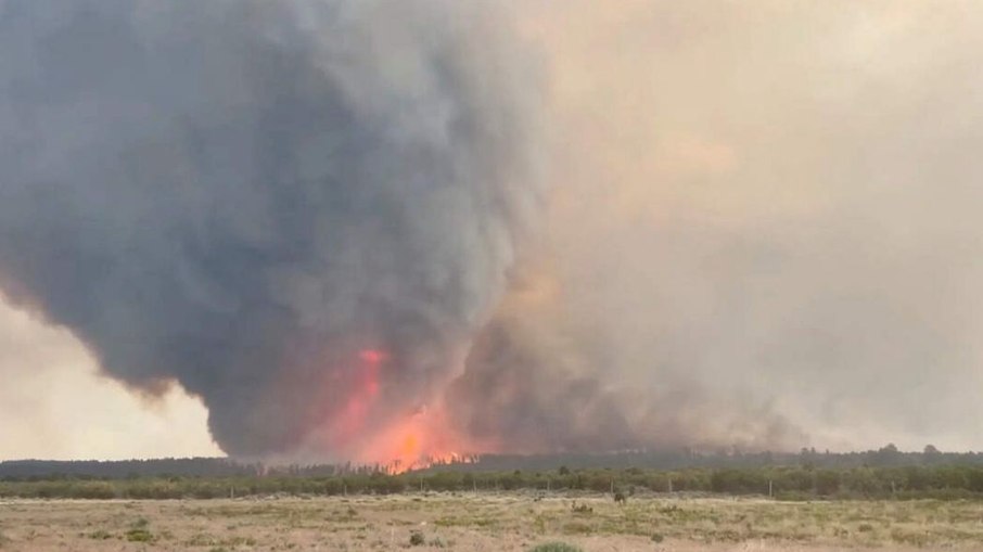 Um redemoinho de fogo no deserto: fenômeno assusta moradores em Utah, EUA Um redemoinho de fogo no deserto: fenômeno assusta moradores em Utah, EUA