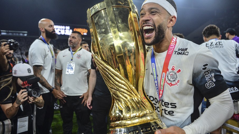 Memphis Depay, do Corinthians, comemora com a taça de campeão paulista de 2025