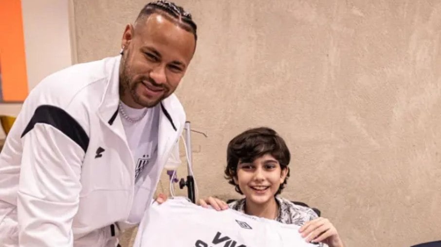 Neymar visitou o torcedor Vicente, de apenas 10 anos Neymar visitou o torcedor Vicente, de apenas 10 anos