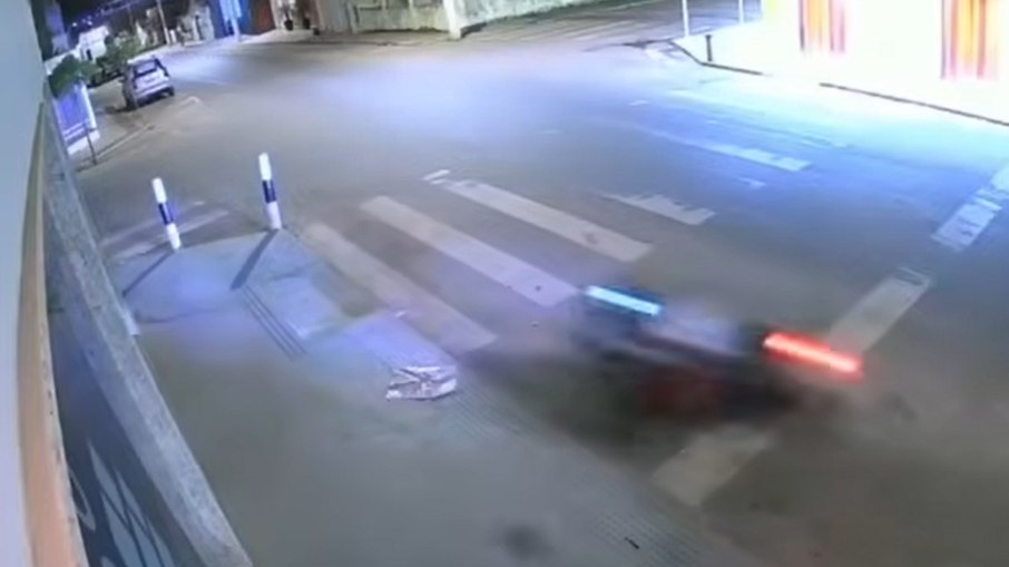 As imagens captadas mostram que, após o impacto com a proteção de calçada, o motociclista ainda colidiu com um carro estacionado na via