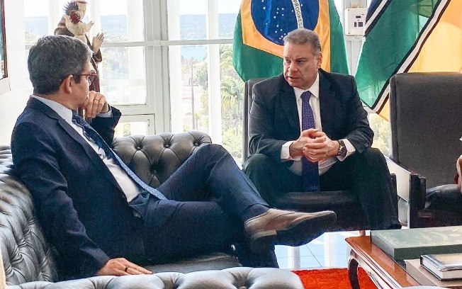 Escobar citou durante o encontro que um parlamentar brasileiro está atuando em território norte-americano Escobar citou durante o encontro que um parlamentar brasileiro está atuando em território norte-americano