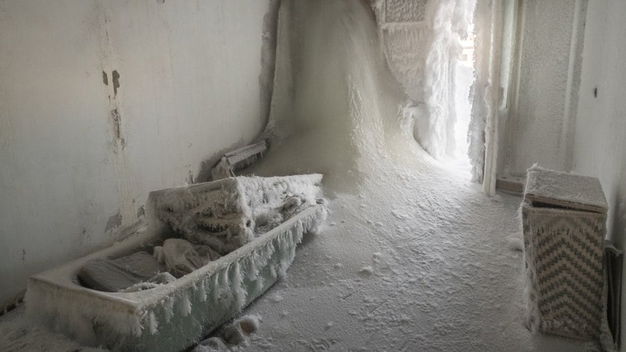 Apartamento tomado por neve em Vorkuta Apartamento tomado por neve em Vorkuta
