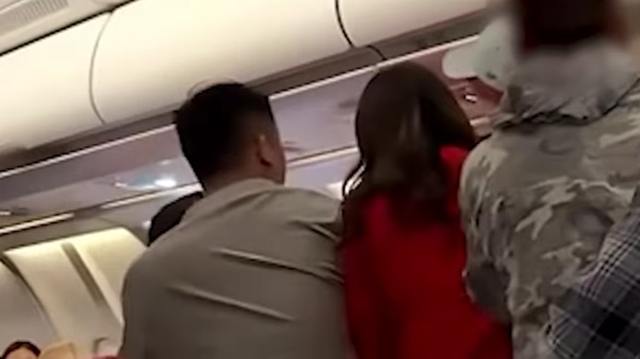 Passageiros trocam socos após discussão em avião