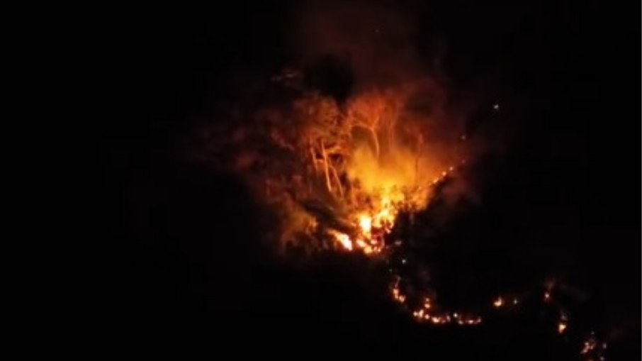 Incêndio há 48 horas em Caraguatatuba mobiliza helicóptero