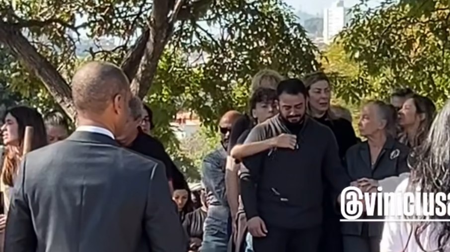 Mesmo após o crime, Matteos esteve no velório da mãe e chorou Mesmo após o crime, Matteos esteve no velório da mãe e chorou