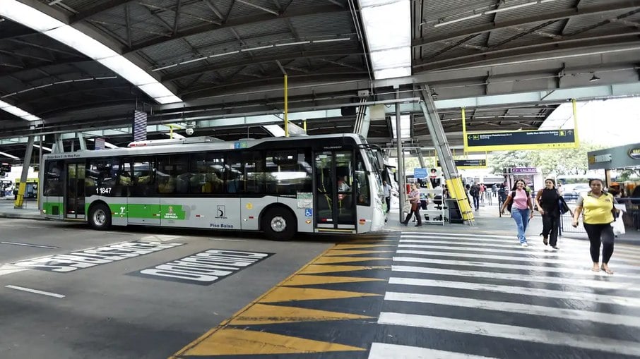Ataques a pedradas estão sendo registrados na capital e na região metropolitana Ataques a pedradas estão sendo registrados na capital e na região metropolitana