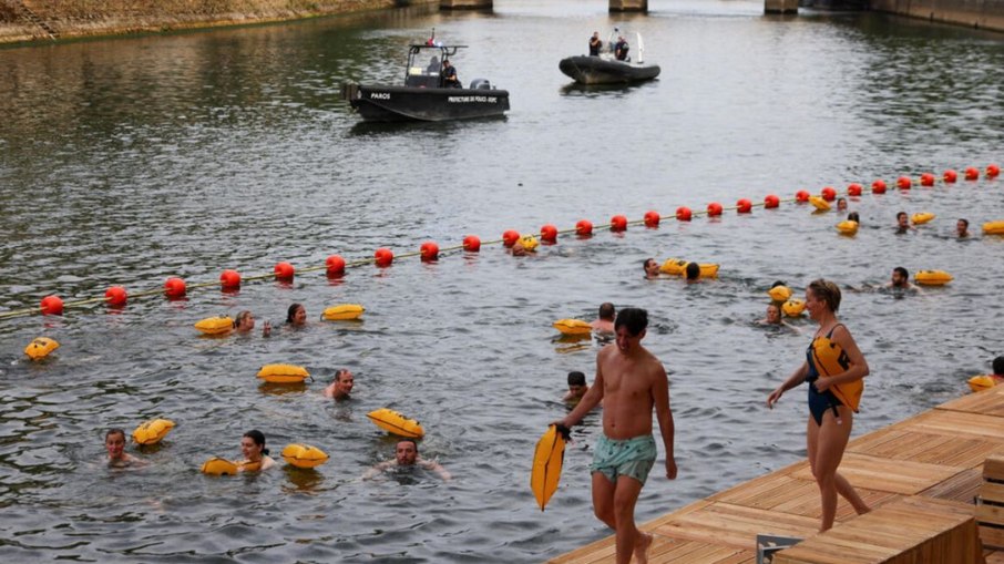 Rio Sena é liberado para natação após 102 anos Rio Sena é liberado para natação após 102 anos