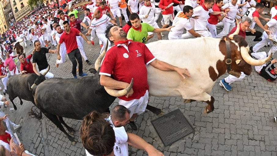 San Fermín: Corridas com touros deixam 27 feridos e duas pessoas foram chifradas pelos animais San Fermín: Corridas com touros deixam 27 feridos e duas pessoas foram chifradas pelos animais