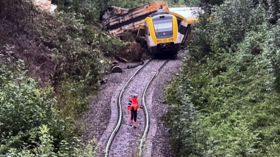 Trem descarrila no sul da Alemanha e deixa três mortos Trem descarrila no sul da Alemanha e deixa três mortos