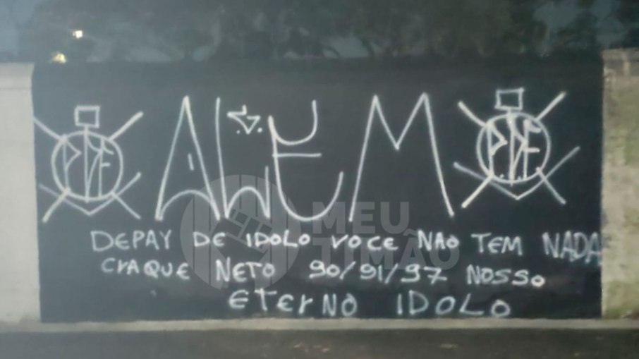 Corinthians é alvo de protestos da torcida nos muros do Parque São Jorge Corinthians é alvo de protestos da torcida nos muros do Parque São Jorge