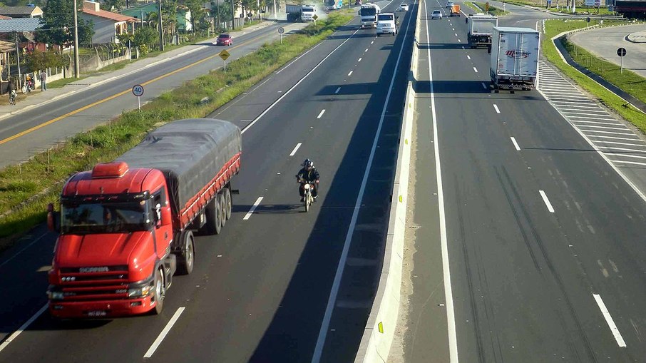 Trecho da BR-101 em Santa Catarina. Trecho da BR-101 em Santa Catarina.