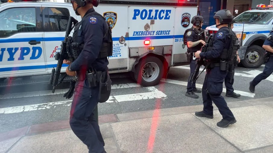 A resposta da NYPD foi classificada como mobilização de nível 3 A resposta da NYPD foi classificada como mobilização de nível 3