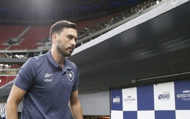 Davide tem o primeiro contato com a torcida do Botafogo, no Colosso do Subúrbio Davide tem o primeiro contato com a torcida do Botafogo, no Colosso do Subúrbio