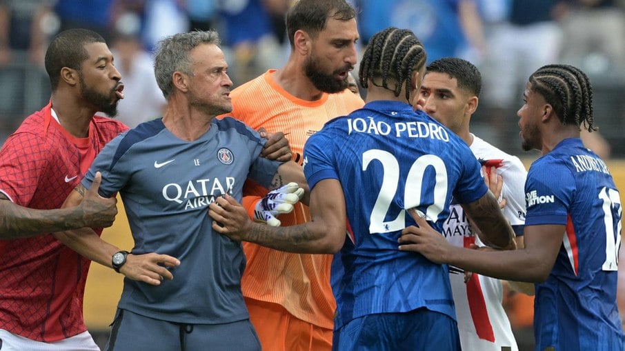 Luis Enrique agrediu João Pedro em meio a confusão no Mundial Luis Enrique agrediu João Pedro em meio a confusão no Mundial