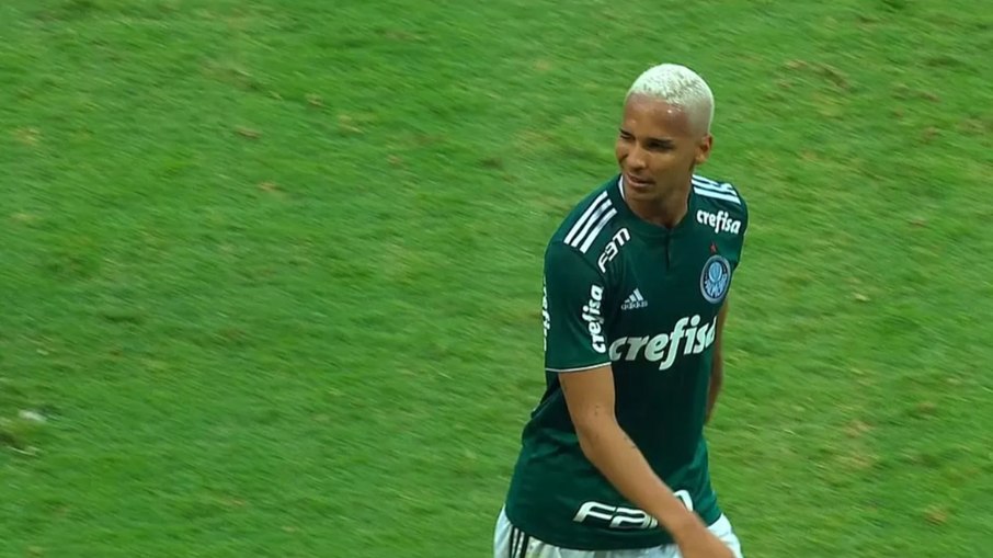 Piscadinha de Deyverson ao banco de reservas corinthiano